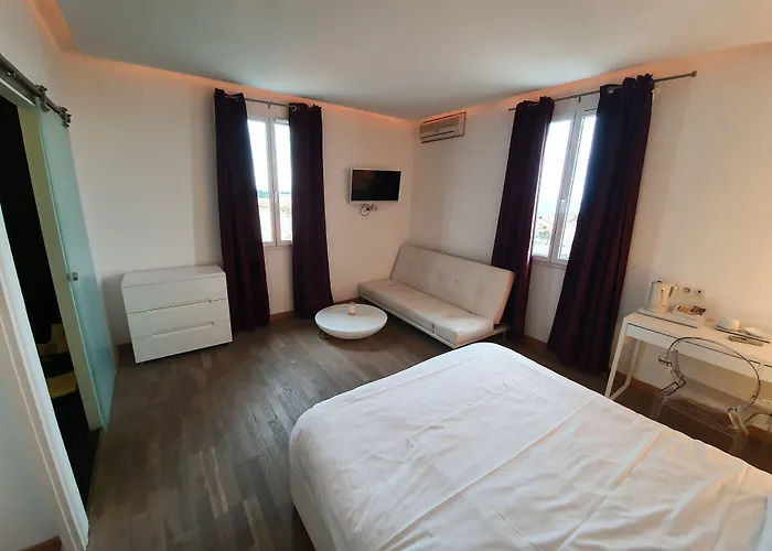 Отель Les 3 Terrasses 3*
